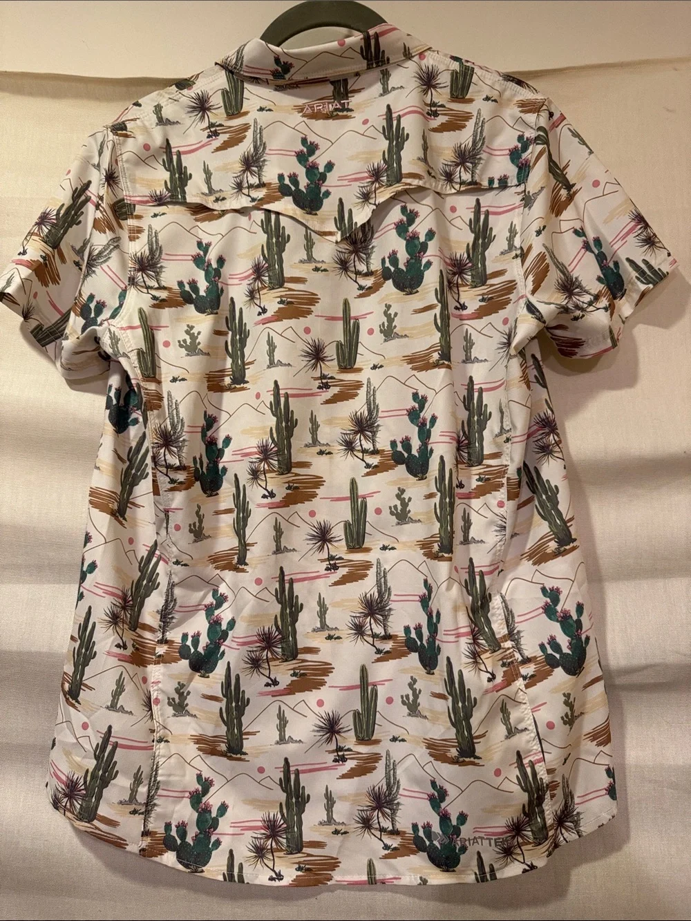 Ariat Women’s Button Down Ariat Tek Shirt in Cream with Green Cactus Print Sz S - Picture 4 of 6